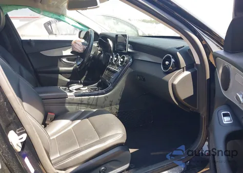 2016 Mercedes-Benz C 300 Luxury/Sport z USA, uszkodzony, nr VIN 55SWF4JB2GU157152